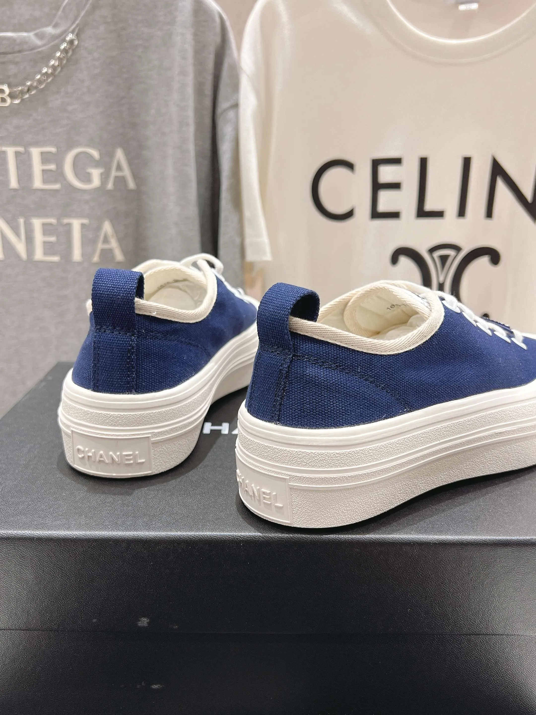 👟👟Ex-factory price 400👟👟 Chanel* Xiaoxiang 2025ss latest casual shoes, the currently super popular biscuit shoes. Internet celebrity Xiaohongshu is crazy about hot recommendations. The silly and cute style has a retro flavor! The shape is special and very recognizable. It makes your legs slimmer and longer. It is absolutely powerful. It is also very comfortable to wear. It has good looks. It is comfortable and increases your height. I must recommend it to everyone. The main feature of this year's series is minimalist style. ✔Fabric: original customized canvas. ✔Feet: water-dyed cowhide, comfortable on the feet. ✔Outsole: open-molded high-elastic rubber platform sole. ✔Number: 35-39.
